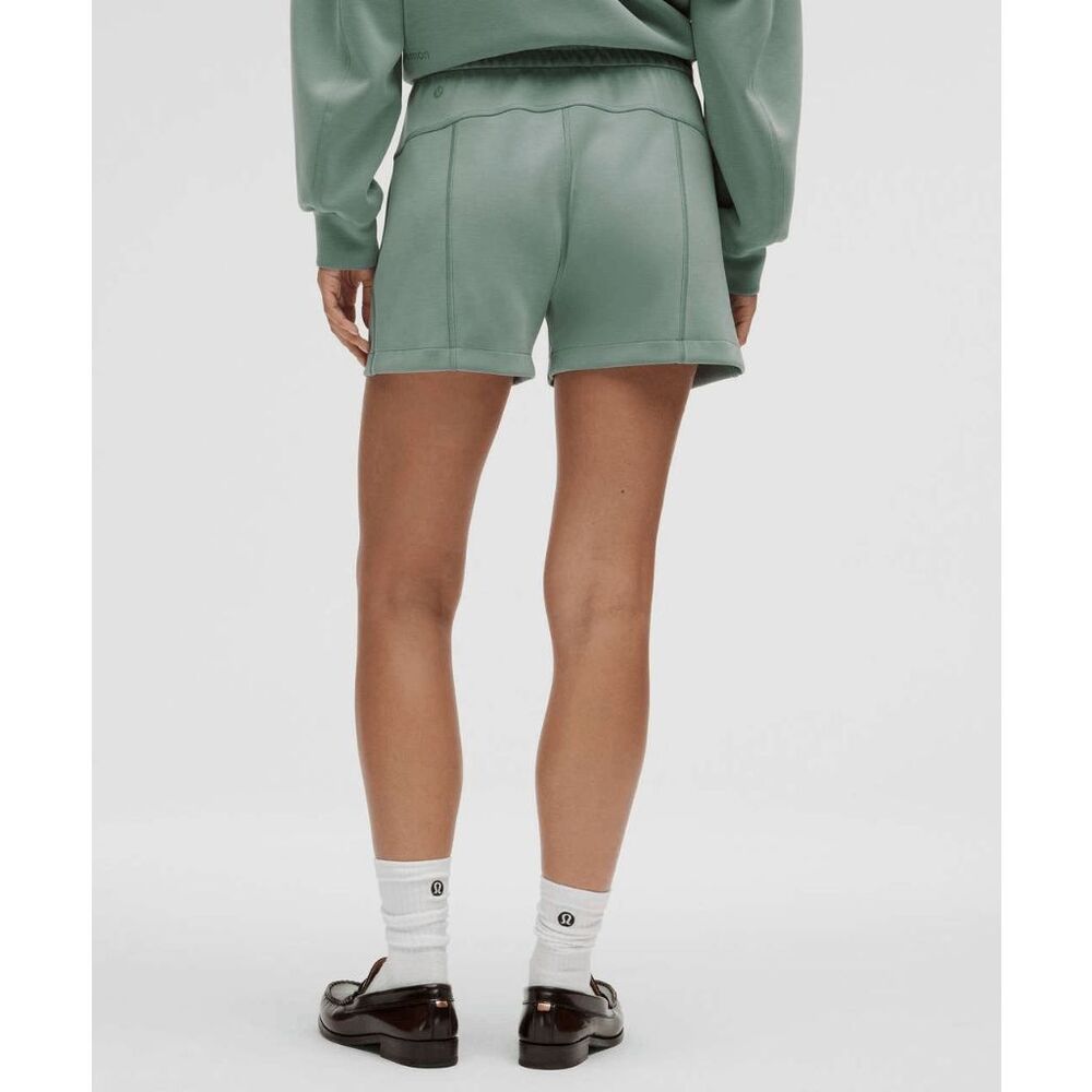 279- EUC Size 6 Lululemon Softstreme High-Rise Short